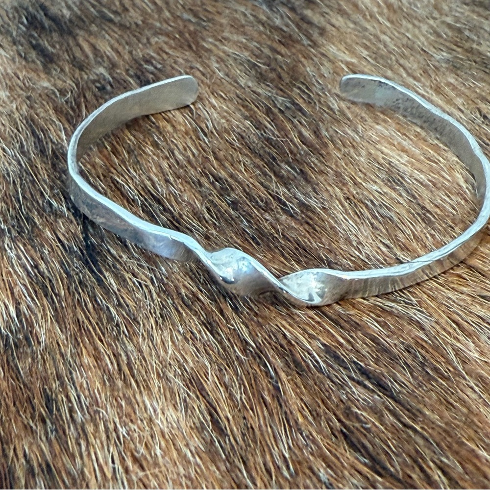 Cute Vintage Sterling Silver Twist Bangle 6 1/4”
